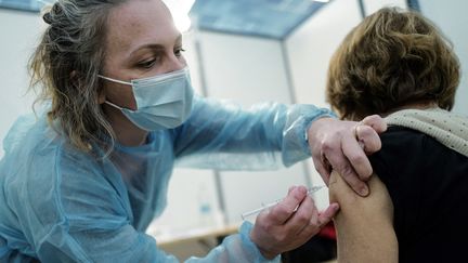 Une personne se fait vacciner contre le Covid-19, le 13 mars 2021 à Nice (Alpes-Maritimes). (VALERY HACHE / AFP)