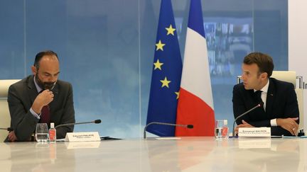 Edouard Philippe et Emmanuel Macron au ministère de l'Intérieur, le 13 mai 2020 à Paris. (LUDOVIC MARIN / AFP)