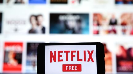 Netflix a&nbsp;décidé de réduire son débit pour éviter la congestion des réseaux. Photo d'illustration. (MUHAMMED ENES YILDIRIM / ANADOLU AGENCY)