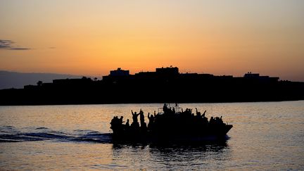 De nombreux migrants parviennent &agrave; gagner l'&icirc;le de Lampedusa. Ici, un navire charg&eacute; de migrants tunisiens p&eacute;n&egrave;tre dans le port de l'&icirc;le italienne le 12 avril 2011. (FILIPPO MONTEFORTE / AFP)