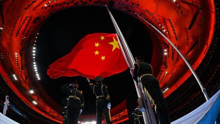 Vue impressionnante du drapeau chinois prêt à s'élever dans le stade olympique de Pékin avant l'hymne national, lors de la cérémonie d'ouverture. (Lillian SUWANRUMPHA / AFP)