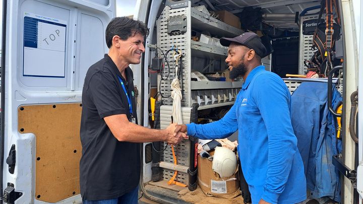 Raphaël Ruat (à gauche) directeur général d'Electricité de Mayotte encourage ses équipes au matin d'une nouvelle intervention. (GILLES GALLINARO/RADIO FRANCE)