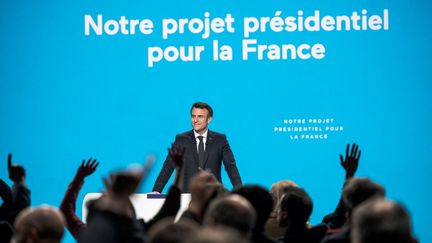 Emmanuel Macron en conférence de presse le 17 mars 2022. (ARTHUR NICHOLAS ORCHARD / HANS LUCAS)