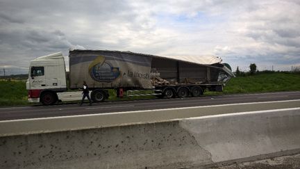 &nbsp; (L'un des deux poids-lourd impliqués dans l'accident ©  Radio France/ Rebecca Gil)