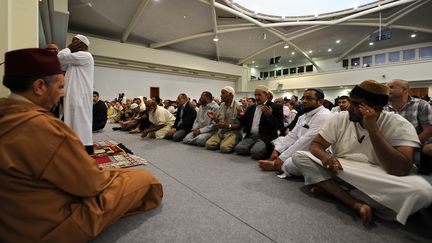 Des musulmans rassembl&eacute;s pour la pri&egrave;re &agrave; la mosqu&eacute;e de Strasbourg (Bas-Rhin), en ao&ucirc;t 2011. (PATRICK HERTZOG / AFP)