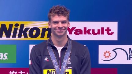 Léon Marchand s'est offert un deuxième sacre mondial, mercredi 26 juillet, au Japon, en survolant la finale du 200 m papillon. De bonne augure pour le phénomène français à tout juste un an des Jeux olympiques de Paris 2024. (FRANCEINFO)