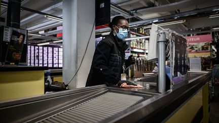 Les salariés de la grande distribution, longtemps&nbsp;invisibilisés puis héroïsés pendant le premier confinement, sont retournés dans l'ombre, dans l'indifférence quasi générale (illustration). (PHILIPPE LOPEZ / AFP)