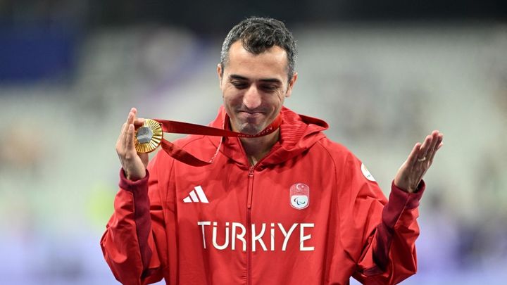 Le sprinteur turc Serkan Yildirim, sacré champion paralympique du 100 m dans la catégorie T12, le 3 août 2024, au Stade de France. (MUSTAFA YALCIN / ANADOLU / AFP)