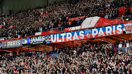 Les Ultras Parisiens du virage Auteuil, le 28 septembre 2021. Image d'illustration. (JULIEN MATTIA / LE PICTORIUM / MAXPPP)