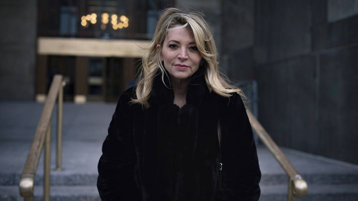 L'actrice Katherine Kendall&nbsp;devant&nbsp;le palais de justice de New York, le 27 janvier 2020. (ROBERT BUMSTED /AP / SIPA)