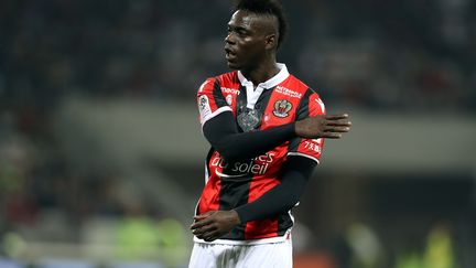 L'attaquant Mario Balotelli&nbsp;n'ira finalement pas à Marseille et reste à l'OGC Nice (Ligue 1). (VALERY HACHE / AFP)