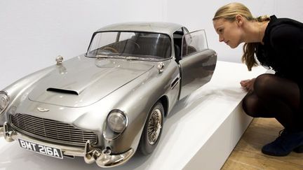 Une réplique au format réduit de l&#039;Aston Martin DB5 que James Bond conduit dans &quot;Skyfall&quot; (sortie le 26 octobre), à Londres (28/9/2012)
 (Adrian Dennis / AFP)