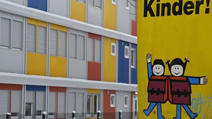 Un panneau de signalisation pr&egrave;s d'un centre pour r&eacute;fugi&eacute;s et demandeurs d'asile,&nbsp;&agrave; Berlin (Allemagne), le 30 d&eacute;cembre 2014. (TOBIAS SCHWARZ / AFP)