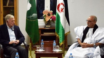 Horst Kohler (G), l'envoyé de l'ONU pour le territoire contesté du Sahara occidental, lors de sa rencontre avec Brahim Ghali (D), secrétaire général du Polisario et président de la République arabe sahraouie autoproclamée, au camp de réfugiés sahraouis de Rabouni, à 20 km au sud de la ville algérienne de Tindouf, le 19 octobre 2017.  (RYAD KRAMDI/AFP)