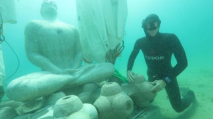 Au large de la plage des Catalans à Marseille, une drôle de statue veille à la qualité de l'eau. (France 3 Provence)