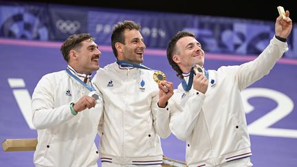 Les Français (de gauche à droite) Sylvain André, Joris Daudet et Romain Mahieu, médaillés olympiques en BMX Racing, le 2 août 2024 à Paris. (HU HUHU / XINHUA / MAXPPP)