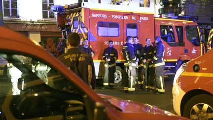 Des pompiers, près du Bataclan, le soir du 13 novembre 2015. (MIGUEL MEDINA / AFP)