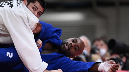 Teddy Riner&nbsp;vient de se faire éliminer par le Russe Tamerlan Bashaev, en quart de finale des plus de 100 kilos, le 30 juillet 2021. (FRANCK FIFE / AFP)