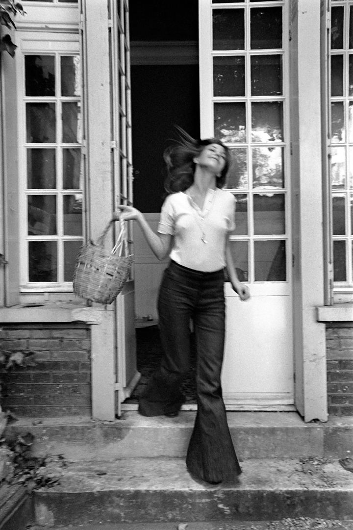 Jane Birkin avec son fameux panier en osier, photographiée à Paris le 4 juin 1970. (MIRRORPIX / GETTY IMAGES)