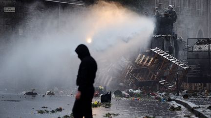 Les policiers utilisent un canon &agrave; eau pour disperser les manifestants, samedi 2 novembre 2013. (JEAN-SEBASTIEN EVRARD / AFP)