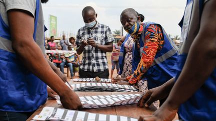 Décompte des votes lors du scrutin présidentiel et légilatif du 7 décembre 2020, dans un bureau de vote de Techiman (Ghana) (NIPAH DENNIS / AFP)