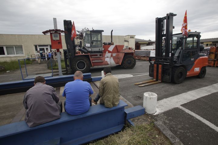 Des employés, au chômage technique, devant l'usine GM&amp;S, le 22 mai 2017.&nbsp; (PASCAL LACHENAUD / AFP)