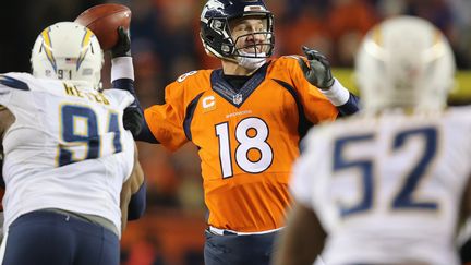 Le quarterback des Broncos de Denver, Peyton Manning, lors du match contre San Diego.  (DOUG PENSINGER / GETTY IMAGES NORTH AMERICA)