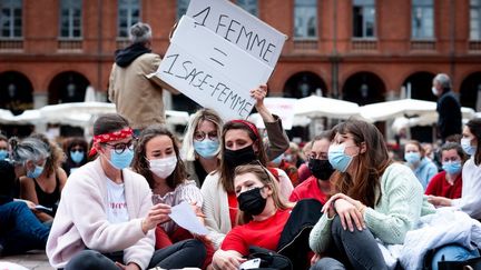 Une manifestation de sages-femmes à Toulouse (Haute-Garonne), le 5 mai 2021. (PAUL ROQUECAVE / HANS LUCAS / AFP)