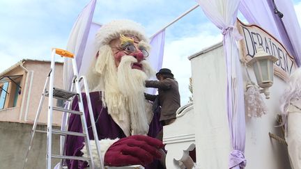 Les géants de papier mâchés créés par la compagnie de théâtre de marionnette&nbsp;Deraïdenz prêts à défiler dans les rues d'Avignon (France 3 PACA)