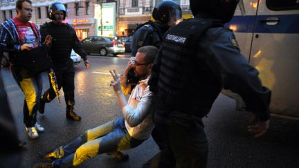 Un policier anti&eacute;meute interpelle un militant de l'opposition &agrave; Moscou le 8 mai. (ANDREY SMIRNOV / AFP)