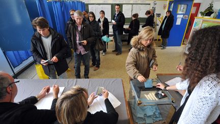 Des &eacute;lecteurs se pressent dans un bureau de vote de Nantes (Loire-Atlantique) pour le premier tour de l'&eacute;lection pr&eacute;sidentielle, le 22 avril 2012. (FRANK PERRY / AFP)