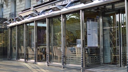 Un bar fermé à cause du confinement près de la place du Trocadéro (Paris). (VICTOR VASSEUR / FRANCEINFO)