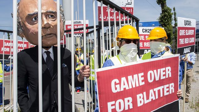 &nbsp; ("Game Over pour Blatter", selon des activistes de l'ONG Avaaz ce jeudi à Zurich © MAXPPP)