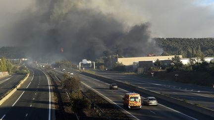 La fumée perturbait les voies rapides près de Vitrolles (Bouches-du-Rhône), mercredi 10 août.&nbsp; (BORIS HORVAT / AFP)