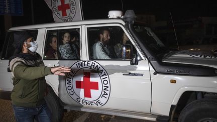 Un véhicule du Comité international de la Croix-Rouge (CICR), transportant des otages israéliens libérés par le Hamas, arrive au poste-frontière de Rafah, en Egypte, le 25 novembre 2023. (FATIMA SHBAIR / AP / SIPA)