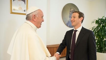 Mark Zuckerberg, reçu au Vatican, offre un drone au pape François