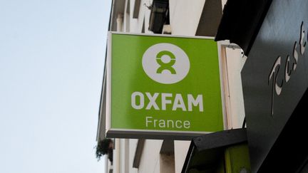 Le logo de l'ONG Oxfam à Paris, le 12 décembre 2023. (MAGALI COHEN / HANS LUCAS / AFP)