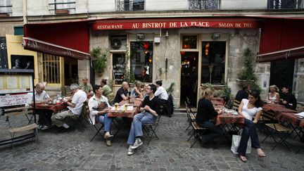 Façade et terrasse d'un café-bistrot à Paris (2023). (IMAGEBROKER.COM/SIPA / SIPA)