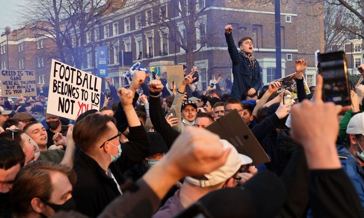 Des supporters de Chelsea manifestent contre le projet de Super Ligue, le 20 avril 2021.&nbsp; (ADRIAN DENNIS / AFP)