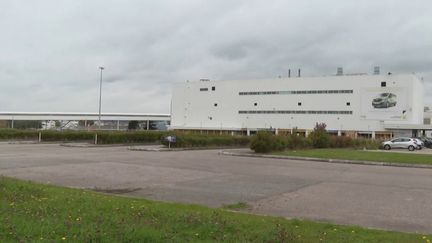 Le manque de composants impacte fortement différentes industries, dont celle de l'automobile. Exemple avec l'usine Renault de Saindouville (Seine-Maritime), complètement à l'arrêt. Reportage. (CAPTURE ECRAN FRANCE 2)