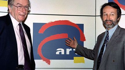 Le 22 mai 1992 à l'Hôtel Intercontinental à Paris, le président et fondateur de la télévision franco-allemande arte réseau, Jérôme Clément (D), et le vice-président allemand, Dietrich Schwarzkopf. 
 
arte (Association Relative à la Télévision Européenne) a commencé à émettre le 28 septembre 1992.
 

  (AFP PHOTO / MICHEL CLEMENT)