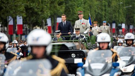 Emmanuel Macron sur les Champs-Elysées avant le&nbsp;défilé de la Fête nationale&nbsp;à Paris, le 14 juillet 2019. (ELIOT BLONDET / POOL / AFP)