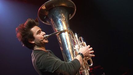 Le tubiste Thomas Leleu se prête à un genre jusqu'alors inédit et propose un spectacle hors des codes, "The Tuba's Trip", à l'Opéra Odéon de Marseille le 27 avril.
 (France 3 / Culturebox)