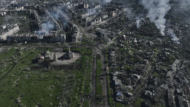 Several plumes of smoke float above the city of Bakhmout on April 26, 2023. Rubble produced by the explosions litters the ground.  (LIBKOS / AP / SIPA)