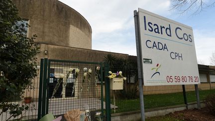 Des fleurs sur la grille du&nbsp;Centre d'accueil pour demandeurs d'asile (Cada) Isard-COS de Pau (Pyrénées-Atlantiques), le 20 février 2021. (GAIZKA IROZ / AFP)