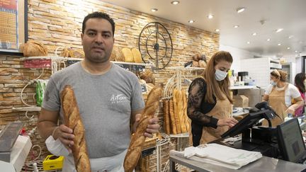 Le boulanger&nbsp;Makram Akrout, qui a remporté la 28e édition du Grand prix de la meilleure baguette de Paris, pose dans sa boulangerie le 25 septembre 2021. (JOAO LUIZ BULCAO / HANS LUCAS / AFP)