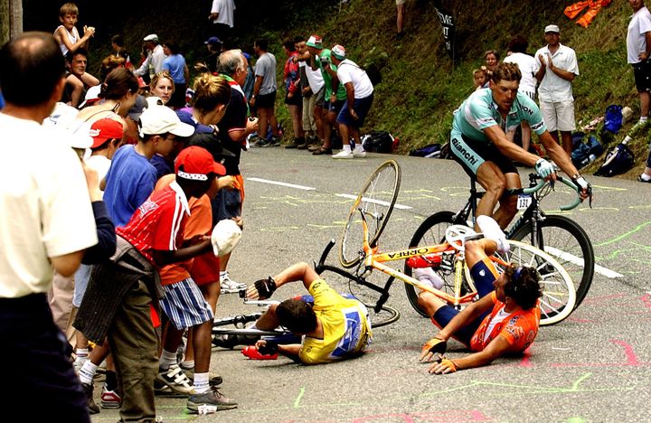 Le maillot jaune du Tour de France, Lance Armstrong, et l'Espagnol Iban Mayo (en orange) chutent, évités de peu par l'Allemand Jan Ullrich (en vert), lors de la 15e étape du Tour 2003 entre Bagnères-de-Bigorre et Luz Ardiden.&nbsp; (TIM DE WAELE / VELO)