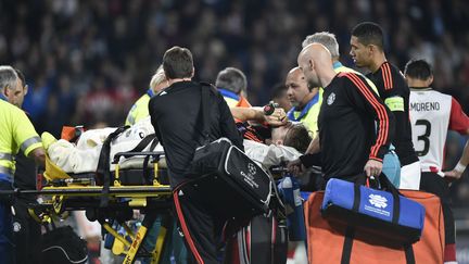 Luke Shaw souffre d'une double fracture. (JOHN THYS / AFP)