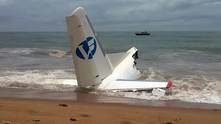 La foule s'est précipitée vers la carcasse à demi immergée de l'avion. Un avion de transports s'est abîmé en bord de mer près de l'aéroport d'Abidjan (Côte-d'Ivoire), samedi 14 octobre. Le bilan est de quatre morts de nationalité moldave, quatre Français et deux Moldaves ont également été blessés, a annoncé à la télévision ivoirienne le colonel Issa Sakho, des sapeurs pompiers.