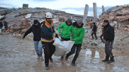 Des secouristes interviennent dans la zone d'Idlib (Syrie) après le séisme, lundi 6 février 2023. (AAREF WATAD / AFP)